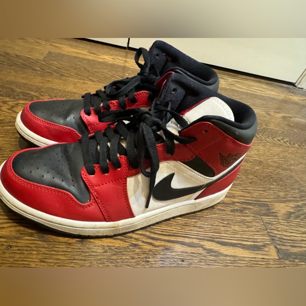 Gently Worn Nike Air Jordan Mid Chicago toe sneakers Size 8